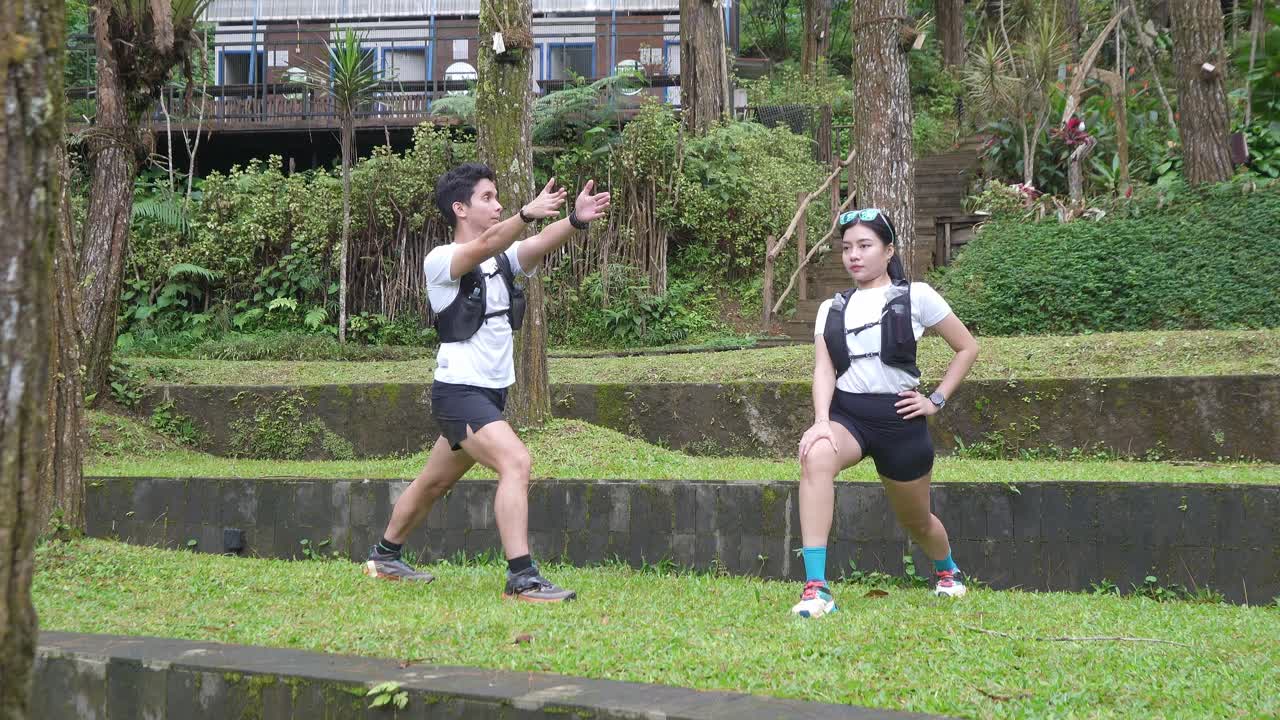 커플 이 야외 에서 스트레칭 하고 있다