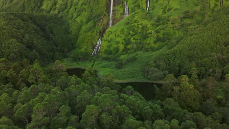 Amplia-Vista-De-La-Cascada-Bem-Ribeira-Do-Ferreiro-En-La-Isla-De-Flores---Disparo-De-Drones