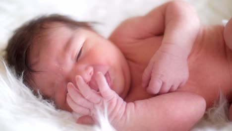 una niña recién nacida.