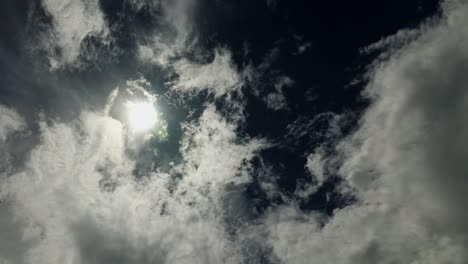 nubes grises moviéndose rápidamente cubriendo el sol