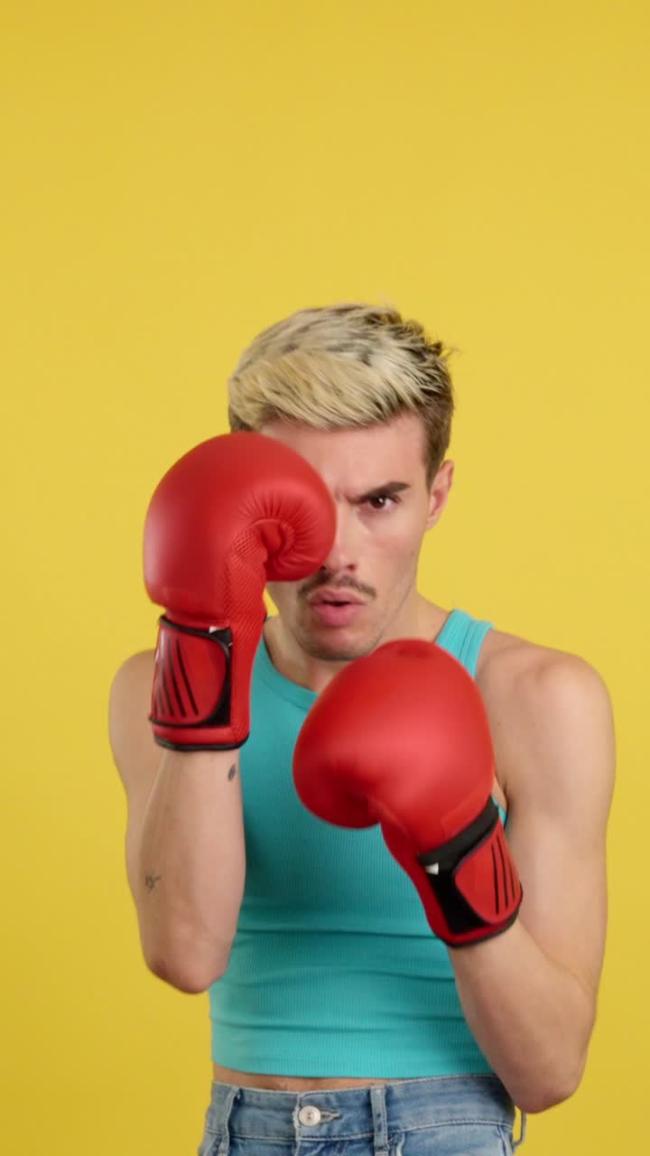 hombre con guantes de boxeo