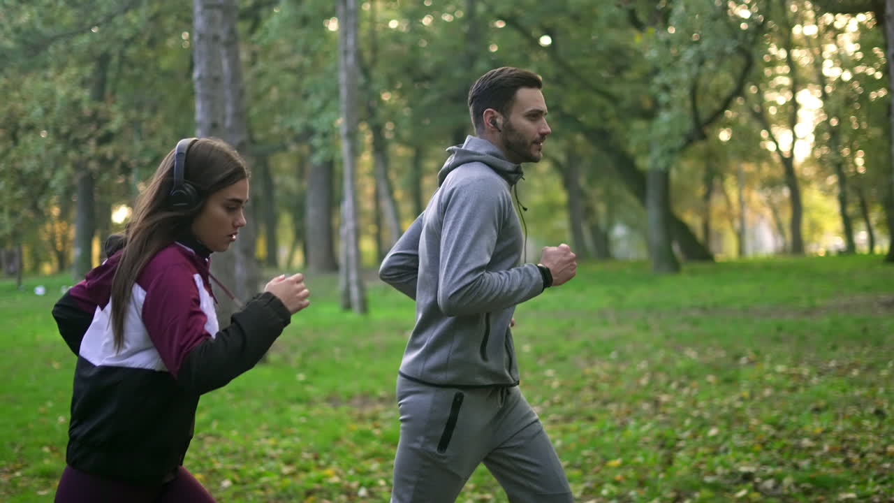 Una pareja corriendo en un parque.