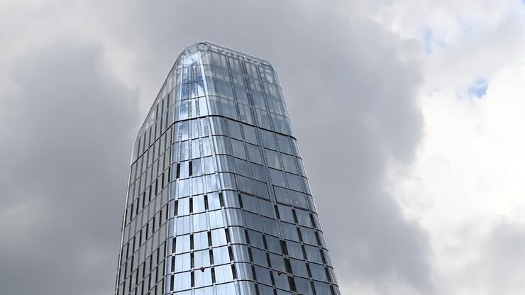 Nubes flotando sobre One Blackfriars, Londres, Reino Unido