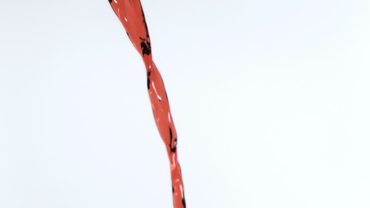 el vino rojo se vierte en súper cámara lenta.