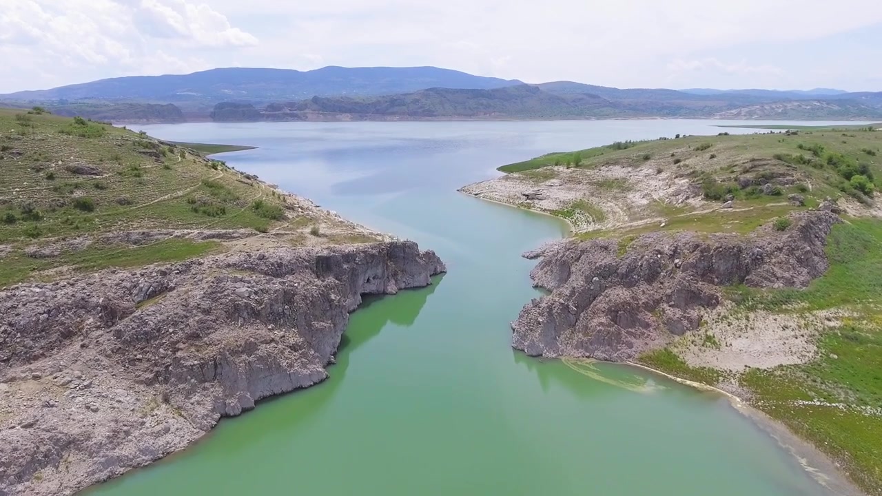 Kayalık Tepelerle Çevrili Sakin Bir Rezervuarın Hava Manzarası