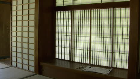 alejamiento lento del escritorio shoin en una casa japonesa