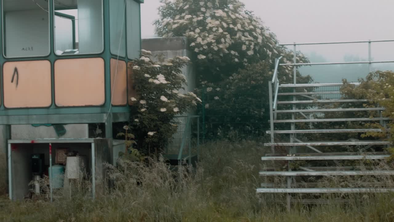 un campo deportivo perdido en polvo