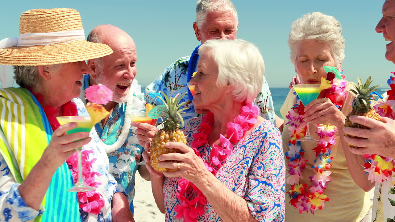 старшие друзья пьют коктейли.