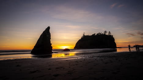 Time-Lapse-of-Sunset-Above-Pacific-Ocean-and-Ruby-Beach,-Olympic-National-Park,-Washington