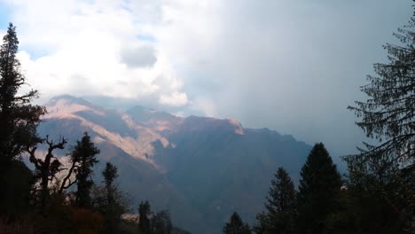 Himalaya-Zeitraffer-Aus-Den-Bergen-Von-Uttarakhand-Abendwolken-Sonnenuntergang-Filmisch