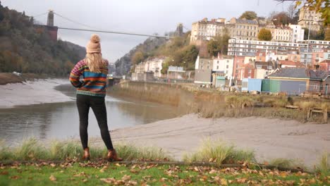 Frau-Steht-Am-Flussufer-Von-Bristol-Und-Blickt-Auf-Die-Hängebrücke