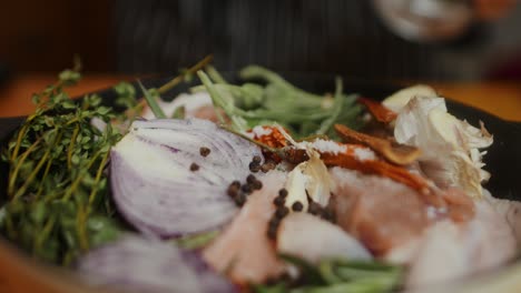 Cierre-En-Una-Olla-Con-Ingrediente-De-Sopa-De-Verduras