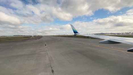 Vista-Del-Ala-Del-Avión-Corriendo-En-La-Pista-Del-Aeropuerto-A-Su-Llegada-A-Seattle,-Washington