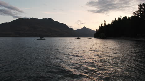 Segelboote-Schaukeln-Sanft-In-Den-Ruhigen-Gewässern-Von-Queenstown,-Während-Die-Sonne-Untergeht