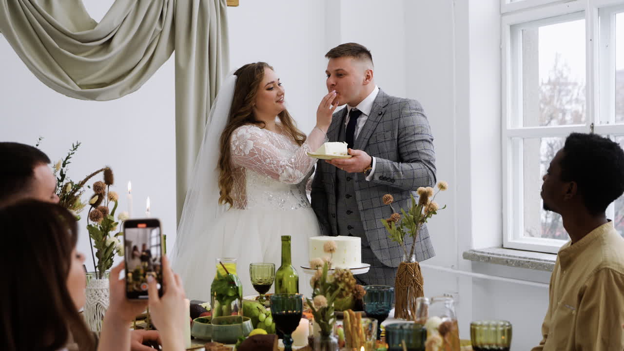 свадебная пара с десертом на банкете