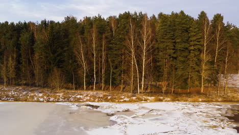 Deriva-De-Hielo-Que-Cubre-La-Superficie-Del-Río-En-Un-Día-Soleado-De-Primavera,-Pedestal-Aéreo-Abajo