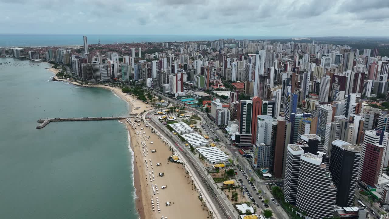 Luftfoto af Fortaleza byens skyline, strandmarked og strand i Brasilien