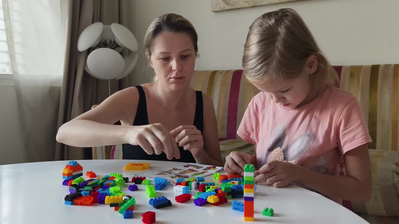 madre e hija construyendo con bloques coloridos