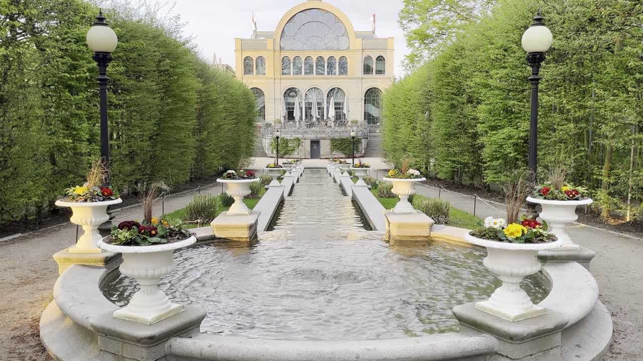 좋은 날씨에 성 공원에서 아름다운 큰 하천, 식물,  ⁇ 른, 독일