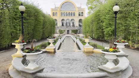 Hermoso-Arroyo-Grande-En-Un-Parque-Del-Castillo-Cuando-Hace-Buen-Tiempo,-Flora,-Colonia,-Alemania