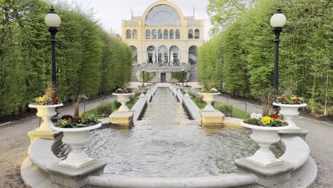hermoso arroyo en un parque del castillo en buen tiempo, flora, colonia, alemania