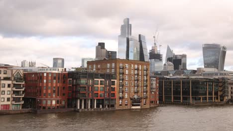 Horizonte-Moderno-Sobre-El-Río-Támesis-En-La-Ciudad-De-Londres,-Reino-Unido,-Gran-Bretaña