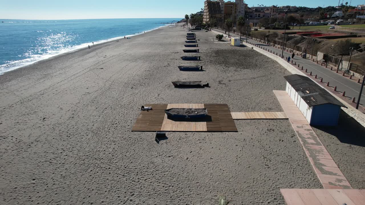 la costa de fuengirola ofrece una vista impresionante con aguas azules vibrantes de un lado y una playa, ciudad y carretera que se extiende lejos en la distancia en el otro lado