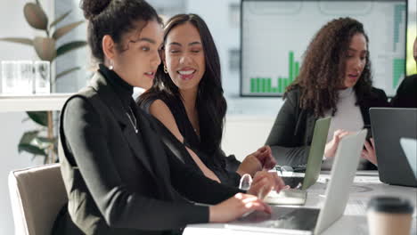 Hablando,-Computadora-Portátil-Y-Trabajo-En-Equipo-De-Mujeres-De-Negocios-Felices