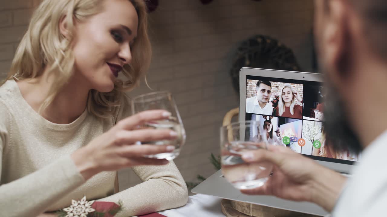 Mulher loira passando o Natal com homem e amigos online