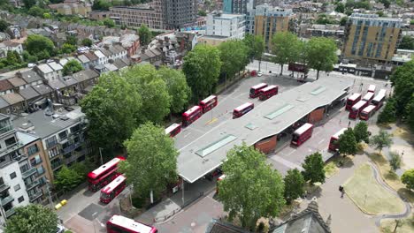 Busterminal-Walthamstow-Central-East-London-Drohne,-Luftbusse,-Die-In-Den-Bahnhof-Ein--Und-Ausfahren