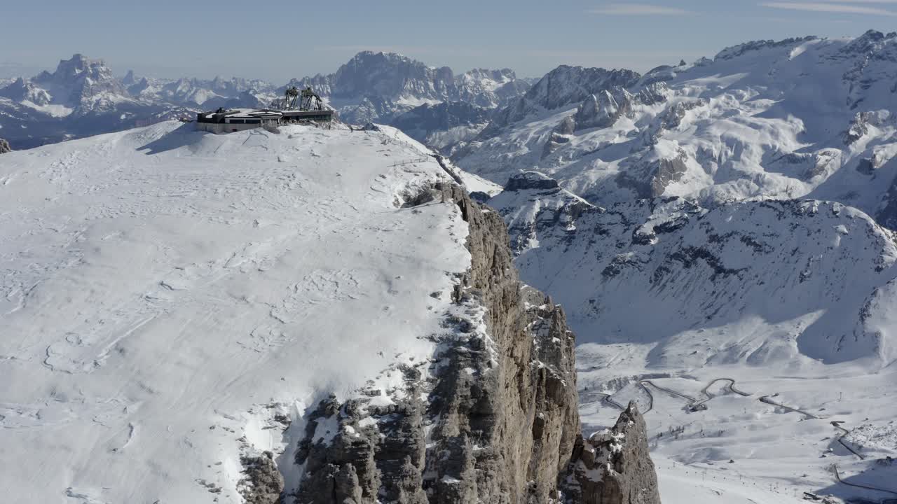 picos de montañas nevadas y estación de esquí alpino
