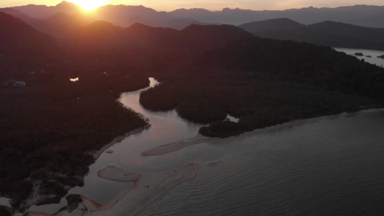 일몰과 함께 해안의 항공 샷