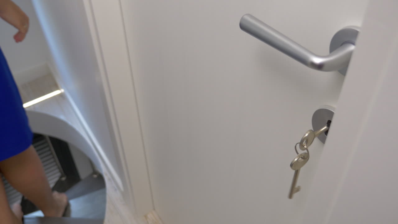 mujer entrando por la puerta y bajando las escaleras