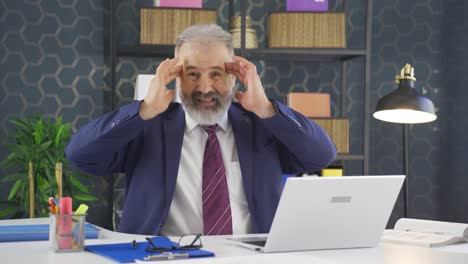 hombre de negocios con dolor de cabeza.