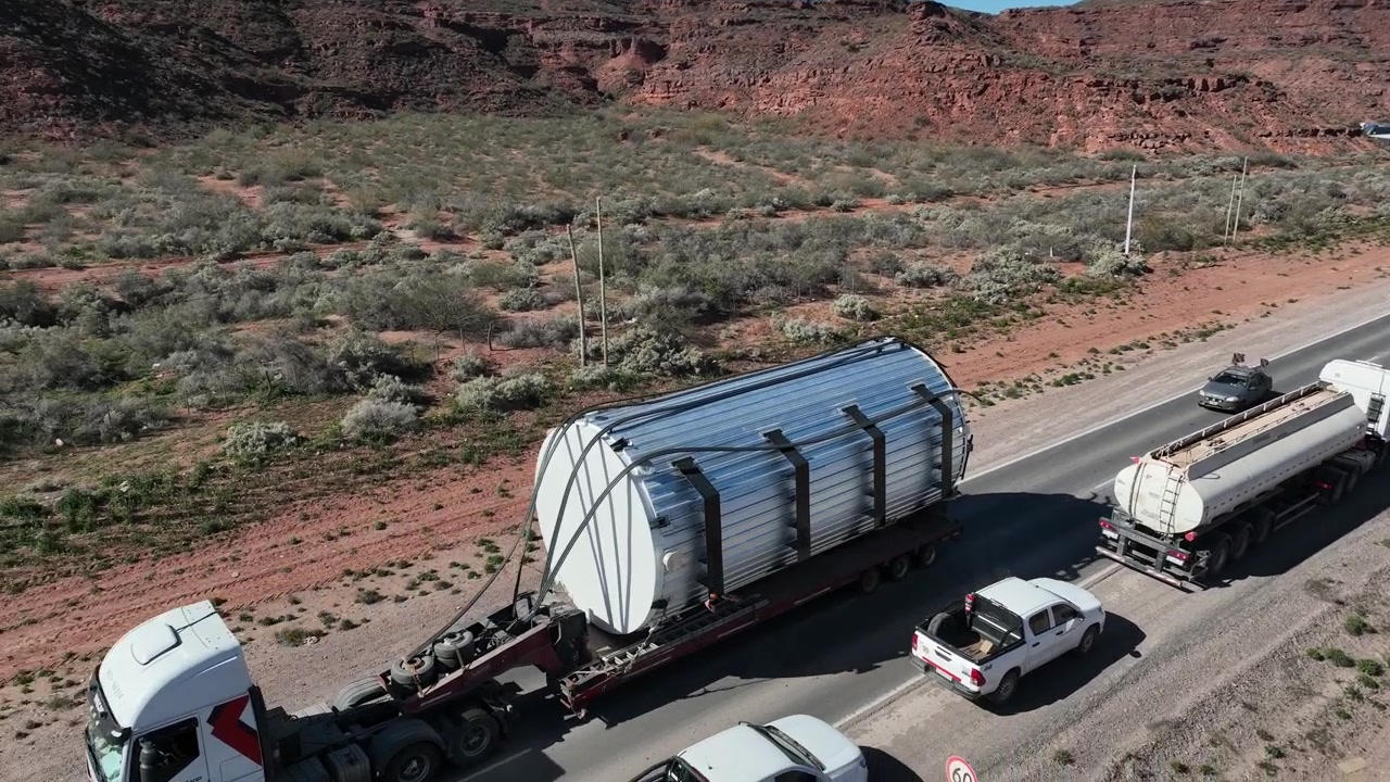 Aerial view of a truck transporting a large tank in the Vaca Muerta area. Route 7, Añelo, Neuquén, Argentina.