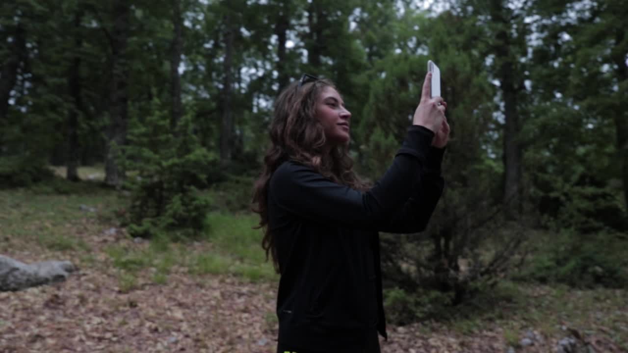 una joven atractiva se toma una selfie con su teléfono para publicarla en las redes sociales