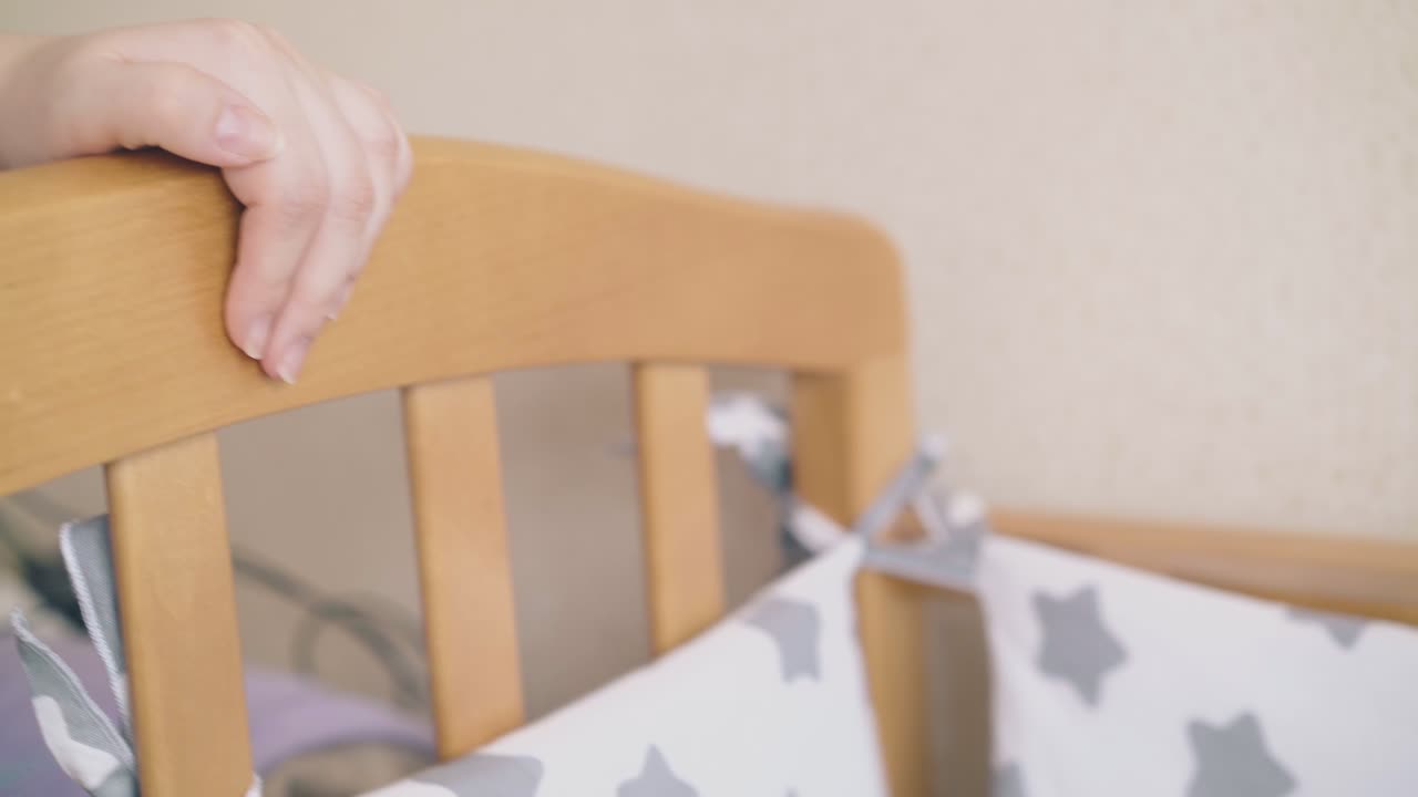 madre roccia culla con bambino piccolo che si addormenta nel bozzolo