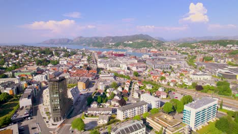 Rechts-Schwenkende-Drohnenaufnahmen-Der-Stadt-Sandnes,-Norwegen