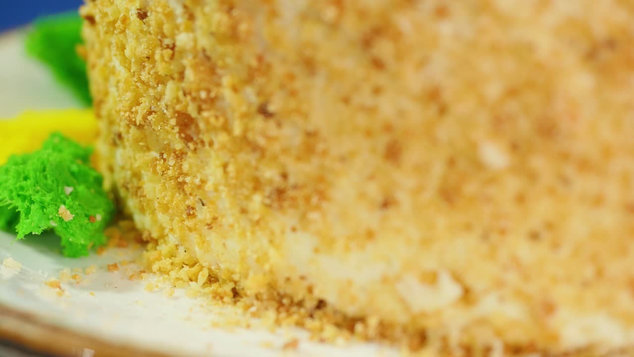 노란색과 초록색의 스프링클로 장식된 층층 케이크의 클로즈업