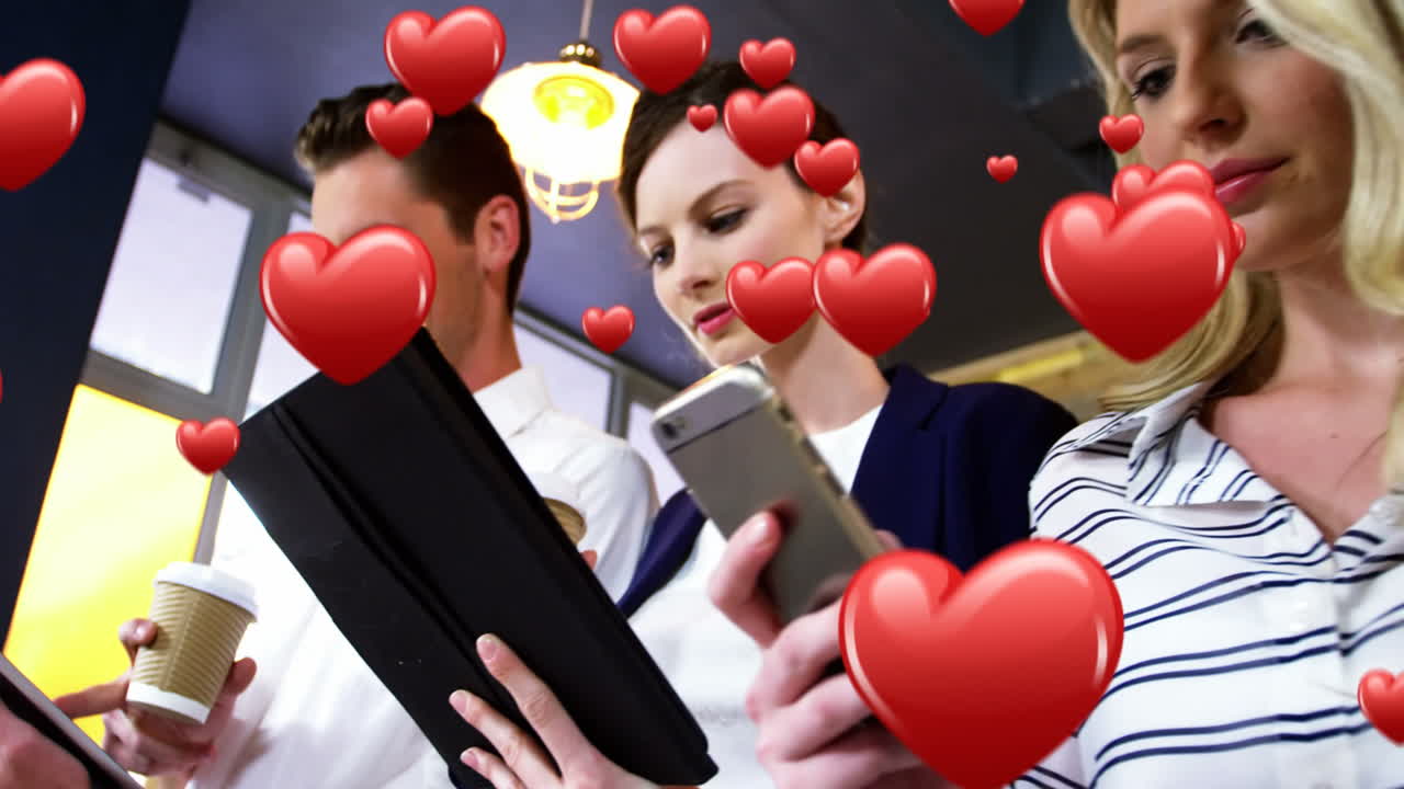 trabajadores de oficina chequeando sus dispositivos móviles mientras están en una pausa para el café 4k