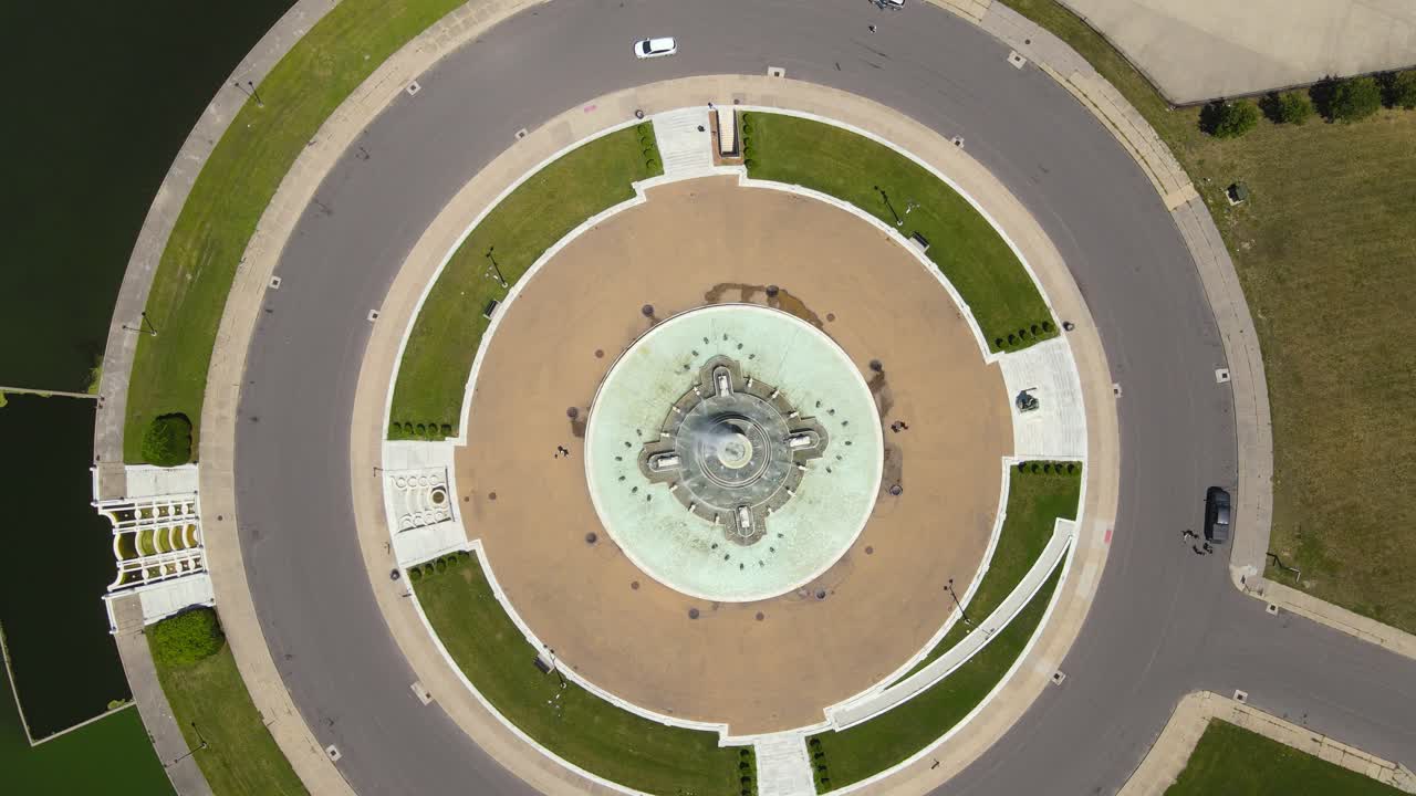vista aérea de una fuente circular en un parque de la ciudad