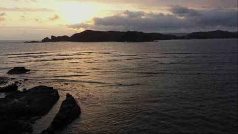 Herrlicher-Sonnenuntergang-Am-Meer-In-Gerupuk,-Insel-Lombok,-Indonesien-–-Goldene-Stunde-–-Drohnenrückzug