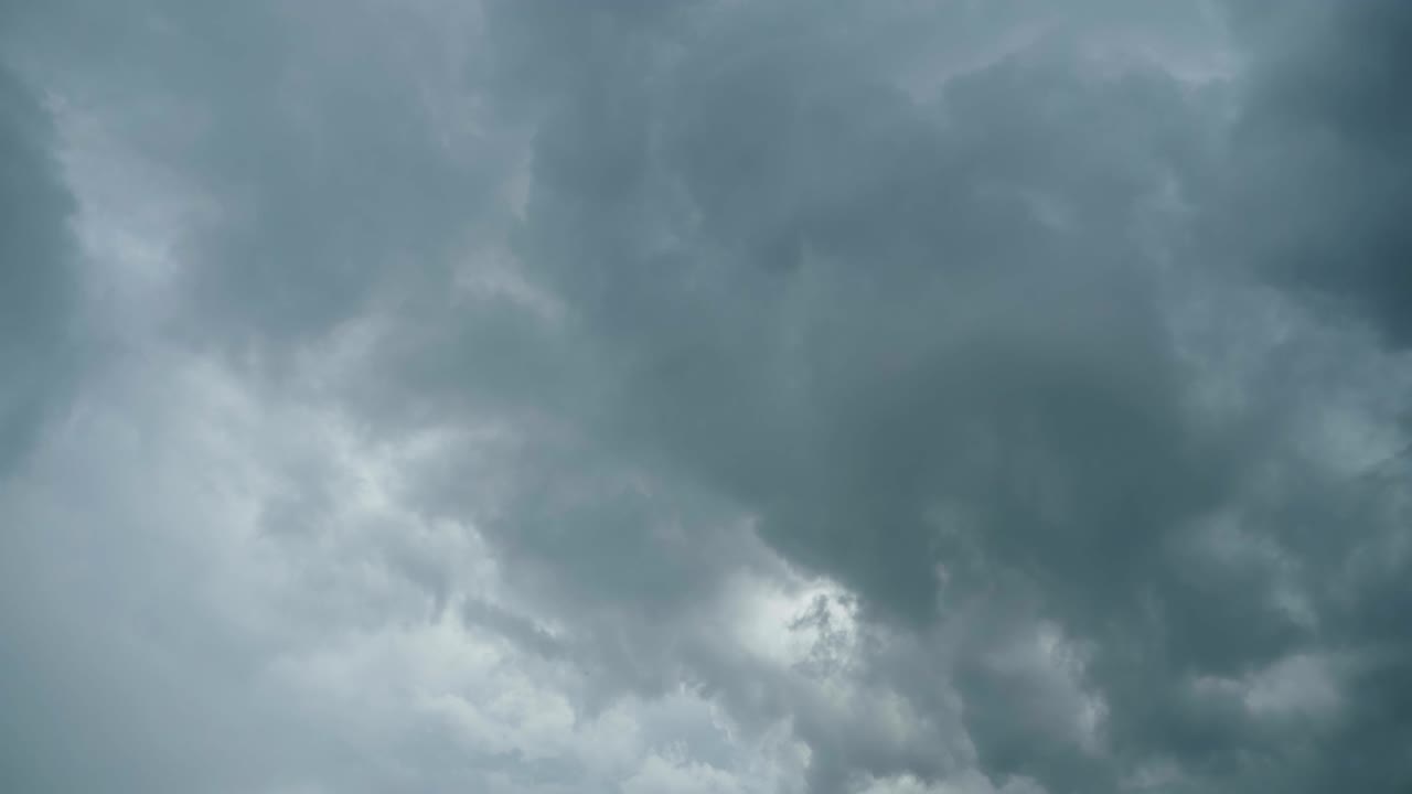 파란 하늘에서 구름이 움직이고 있습니다. 시간 경과