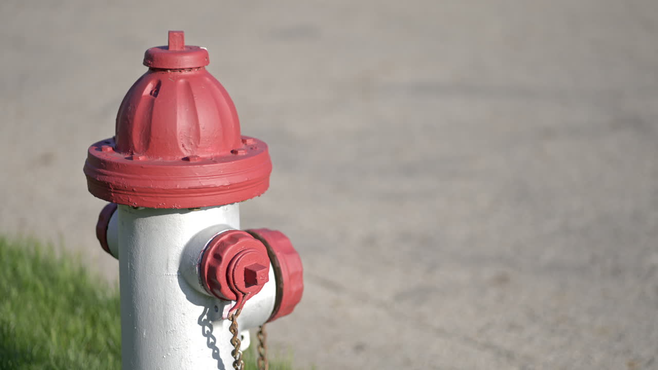 hidrante frente a una carretera tranquila