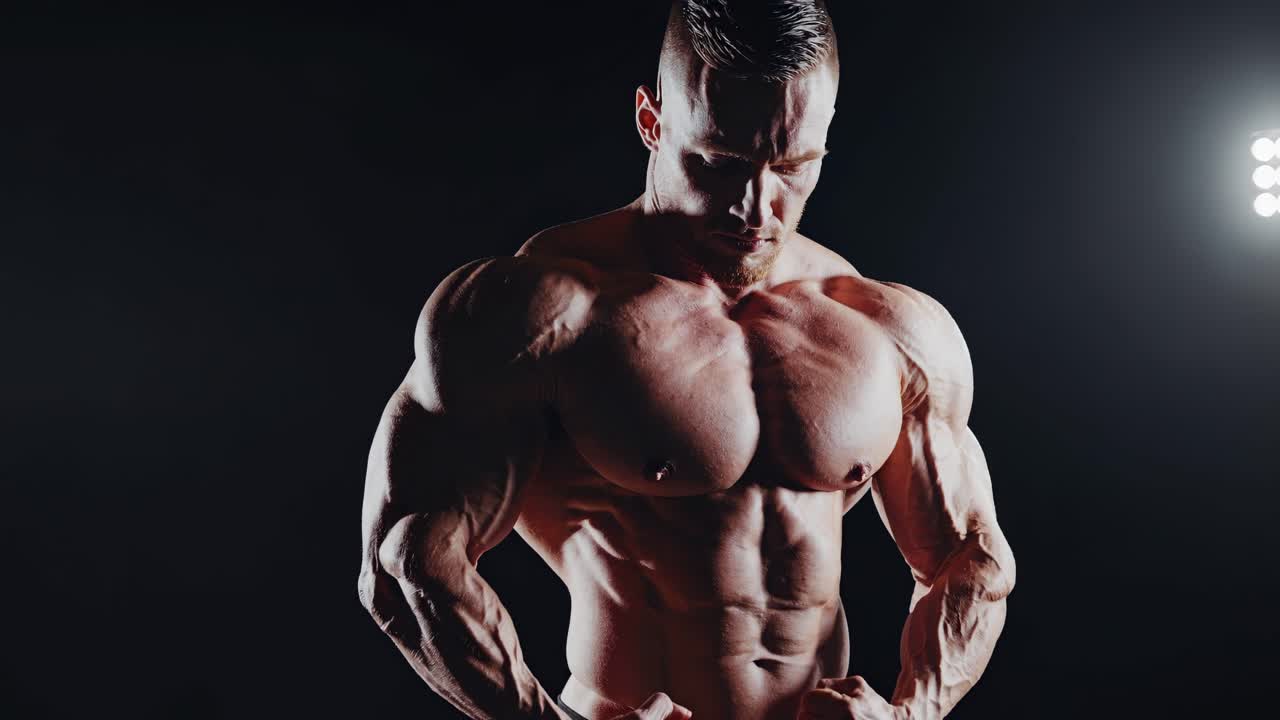 Modelo de acondicionamiento físico del hombre musculoso