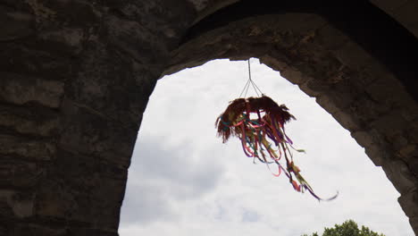 Artesanía-Atrapasueños-Colgando-En-La-Arquitectura-Histórica-Durante-El-Cielo-Nublado