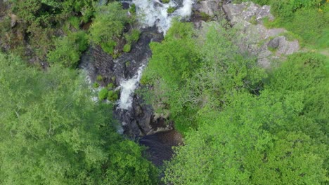 Vista-Aérea-Por-Drones-De-Cascadas-De-Ríos-Salvajes-En-Toques,-Galicia-España