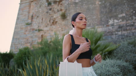 mujer elegante al aire libre