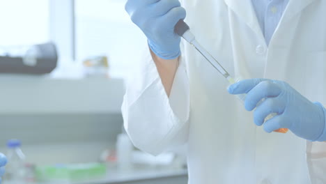 animación de formas rojas sobre diversos científicos en el laboratorio