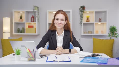 La-Mujer-Trabajadora-De-Oficina-En-Casa-Hace-Una-Señal-De-Confianza-A-La-Cámara.